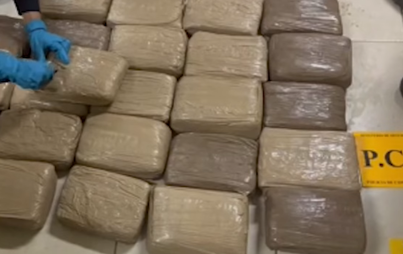 Semisumergible con 1,990 paquetes de marihuana es interceptado en Flamingo, Costa Rica