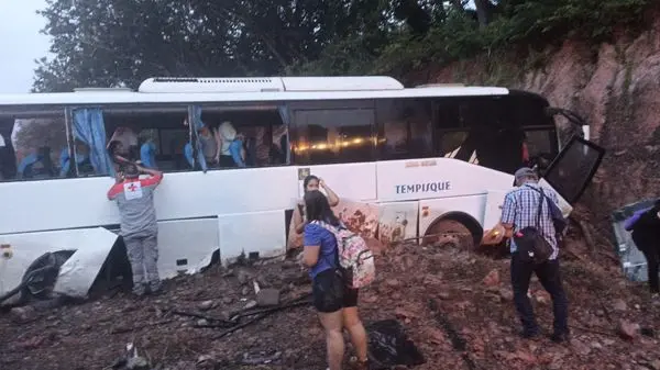 Autobús derrapa en Ruta 1: Pasajeros salen por ventanas