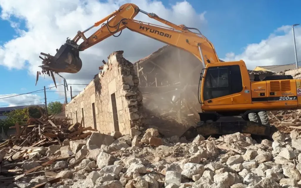 Demolición en Moín por Usurpación