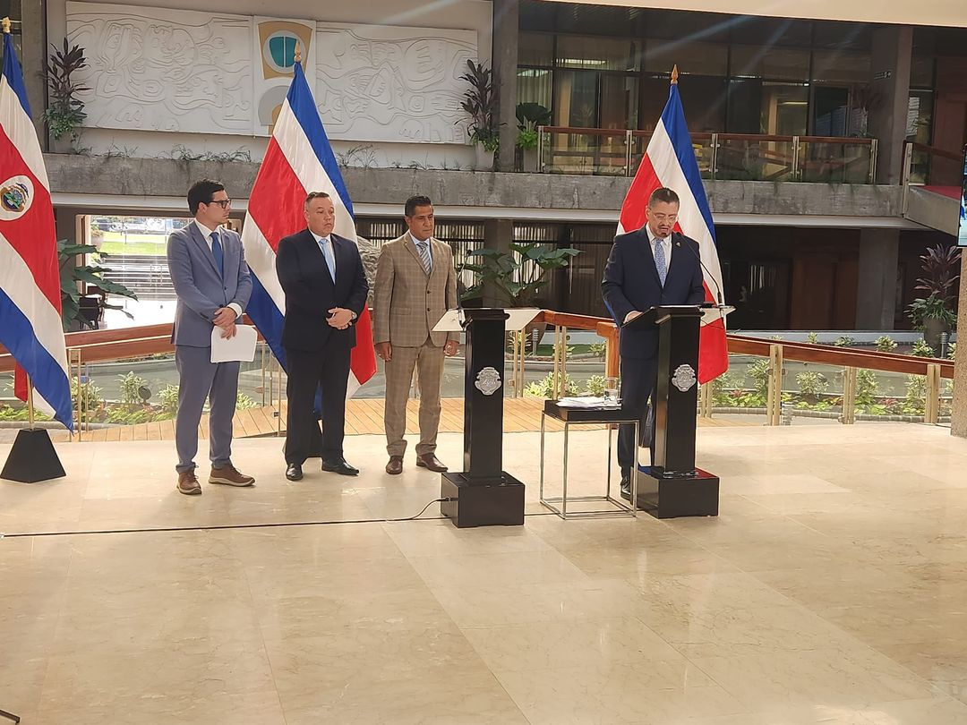 Reconocimiento Internacional y Logro Nacional: Ministros de Hacienda y Trabajo en el Centro de la Actualidad