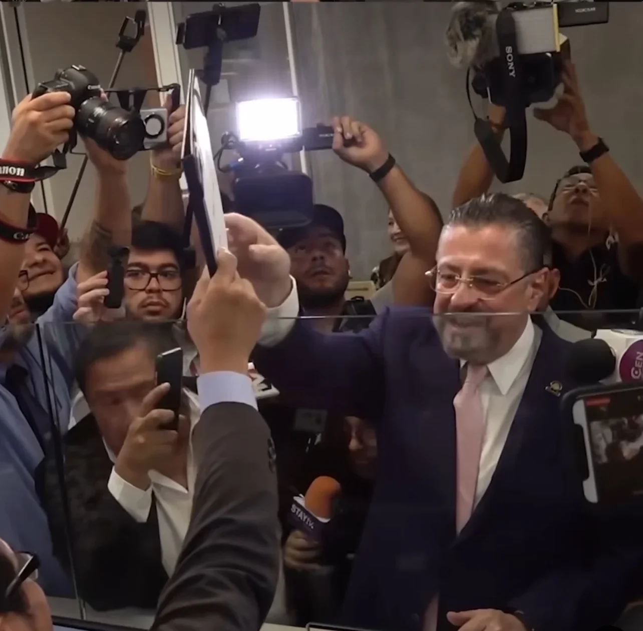 Presidente Rodrigo Chaves solicita referéndum