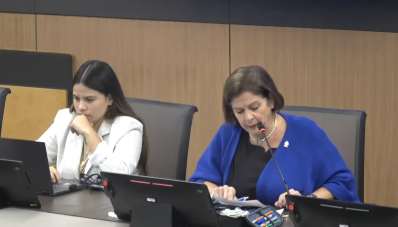 Pilar Cisneros Defiende su Propuesta en Comisión de Ambiente