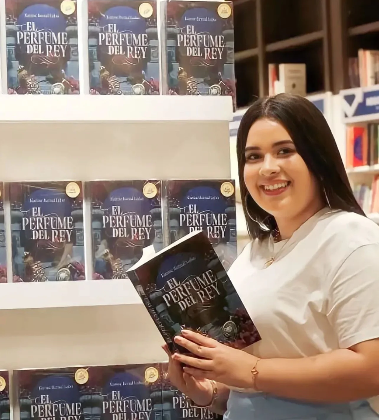 Karine Lobo: Escritora Colombiana Que Fusiona Monarquía y Realidad Social
