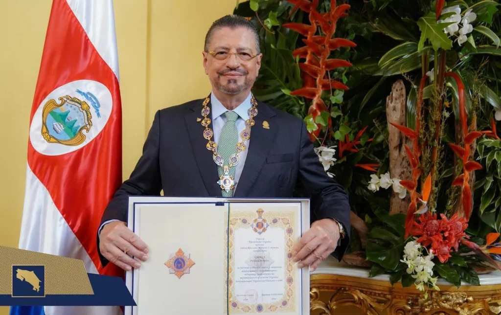 Condecoración de Ucrania al presidente de Costa Rica en gesto de solidaridad