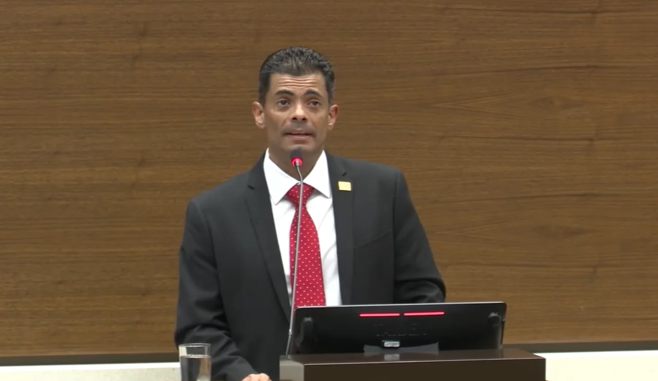 Diputados exigen la renuncia del fiscal general Carlo Díaz por supuestas irregularidades