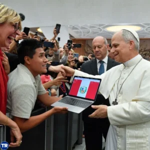 Papa León XIV rompe protocolo con periodistas