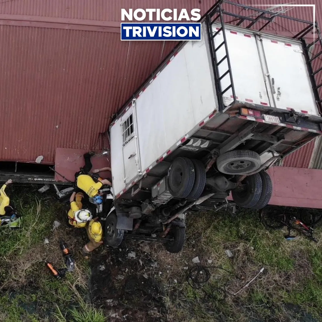 Conductor muere tras caer camión sobre casa en Heredia
