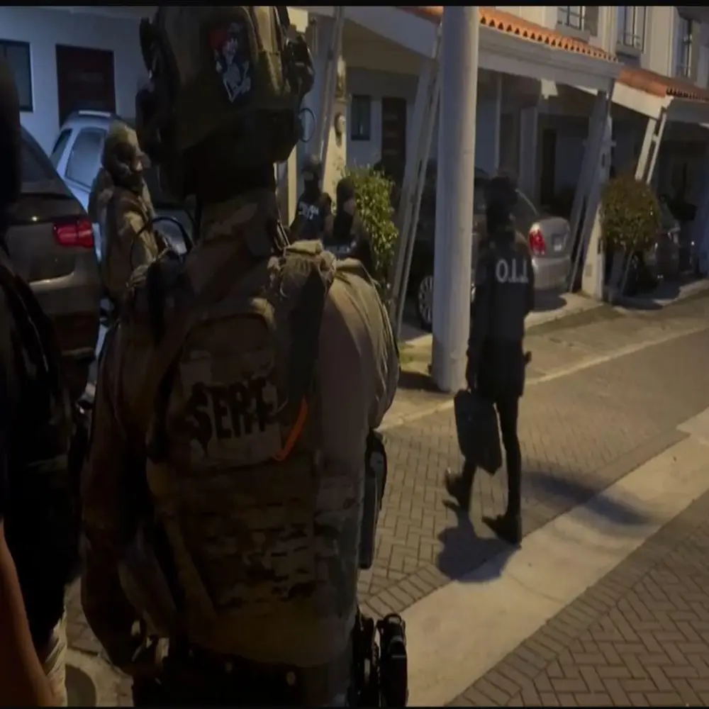Desarticulan a organización criminal que utilizaba uniformes de la policía para robar en viviendas