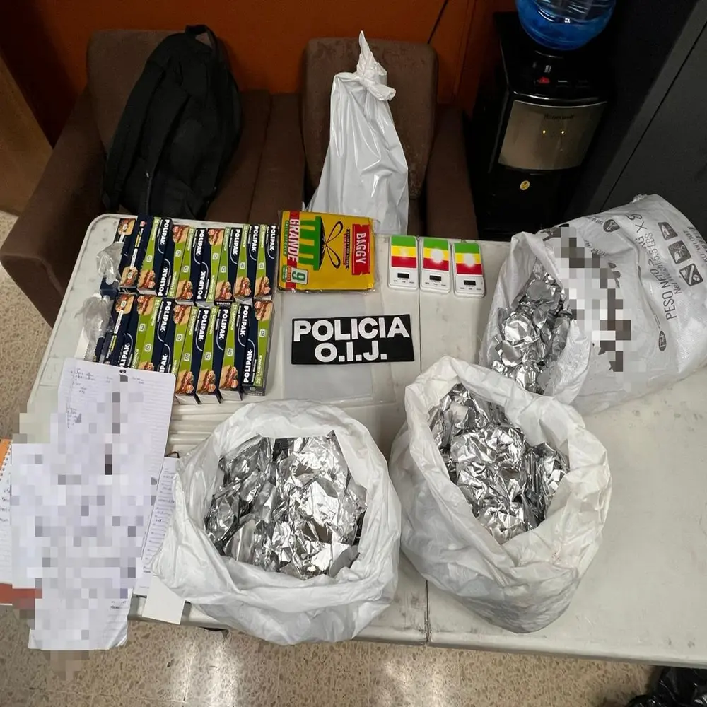 Detienen a 3 personas por venta de droga en Cartago