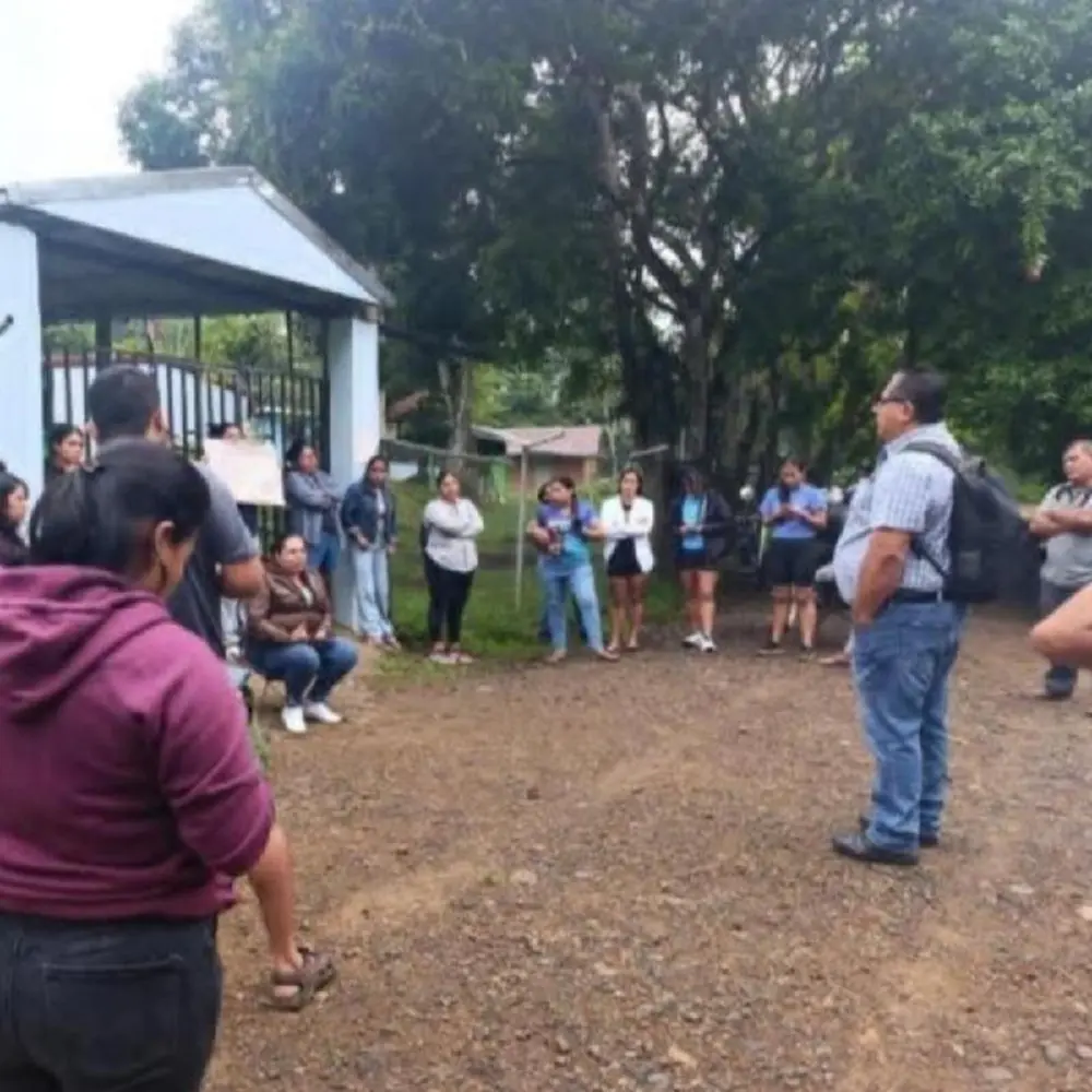 Cierran escuela en Boruca tras denuncia por presuntas grabaciones a menores en baños