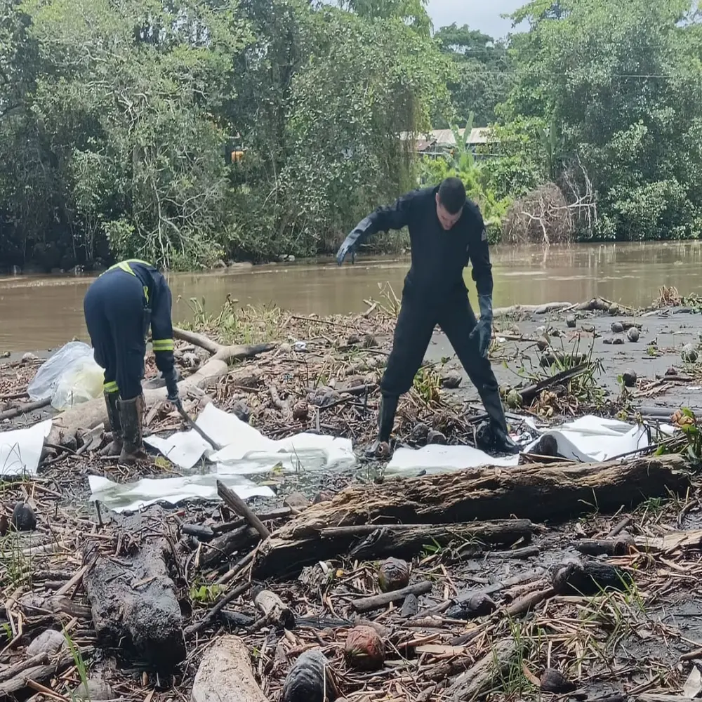Derrame de diésel por toma ilegal contamina ríos y costa de Limón