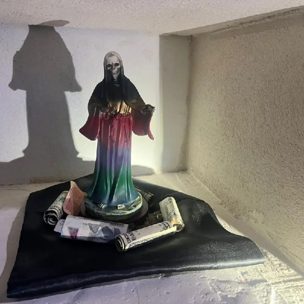Hallan altar a la Santa Muerte en operativo contra red narco en Puntarenas