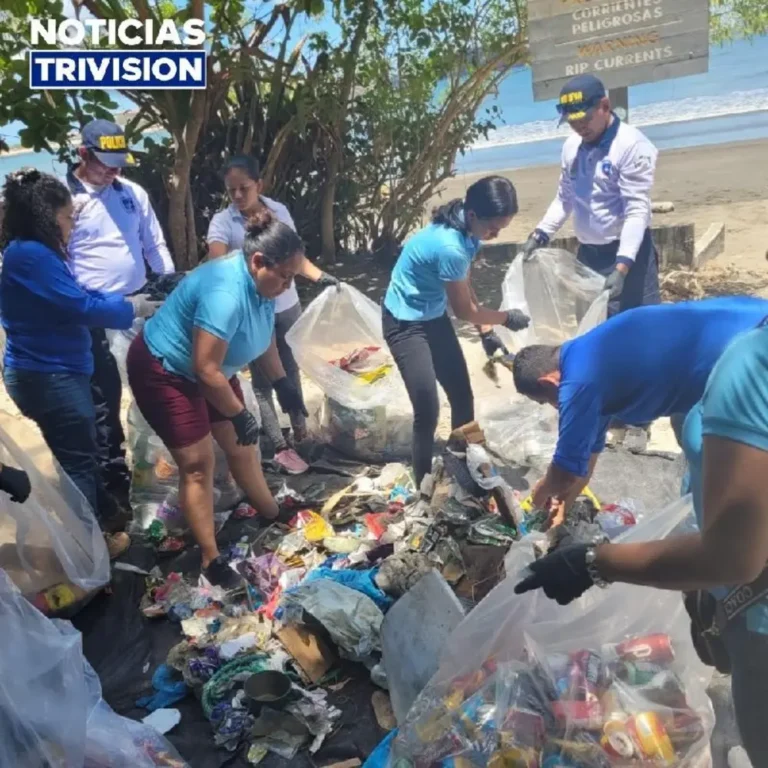 Policía y vecinos se unen para limpiar playas en Guanacaste