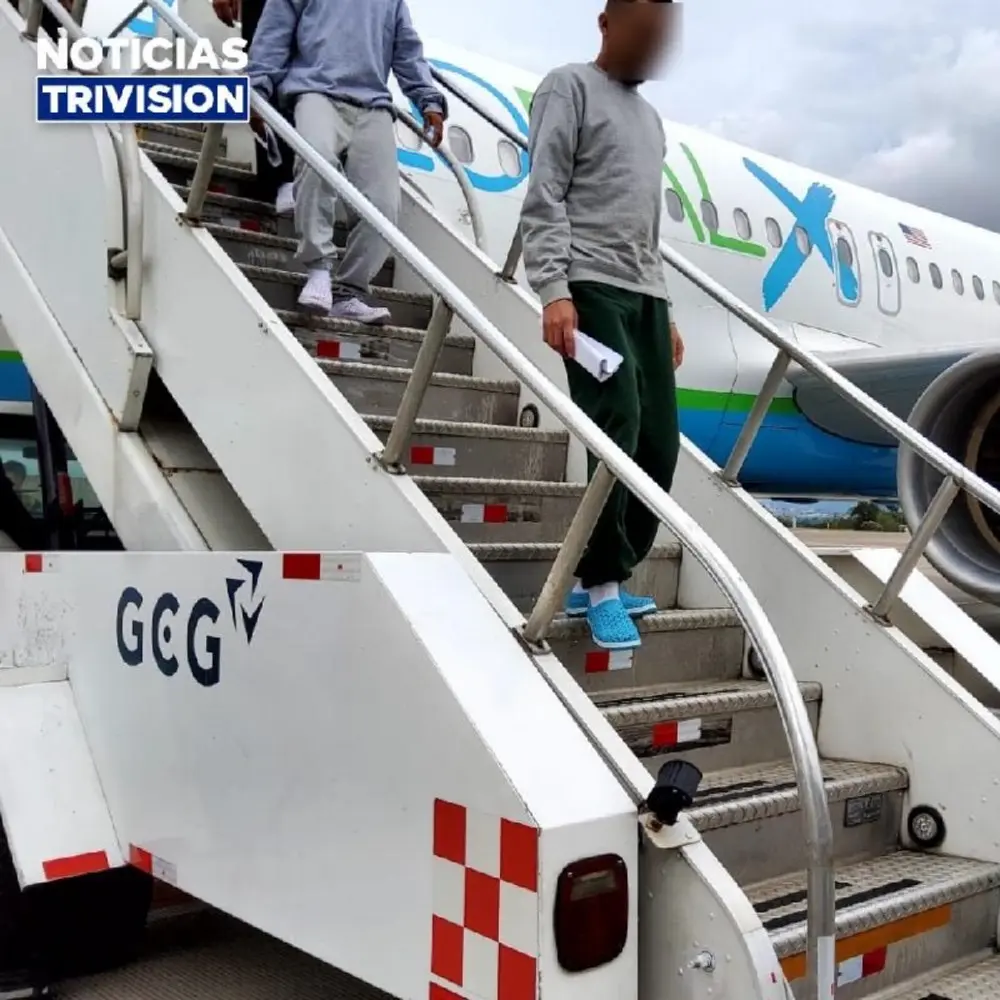 Tercer vuelo de deportados reúne a familia en Costa Rica