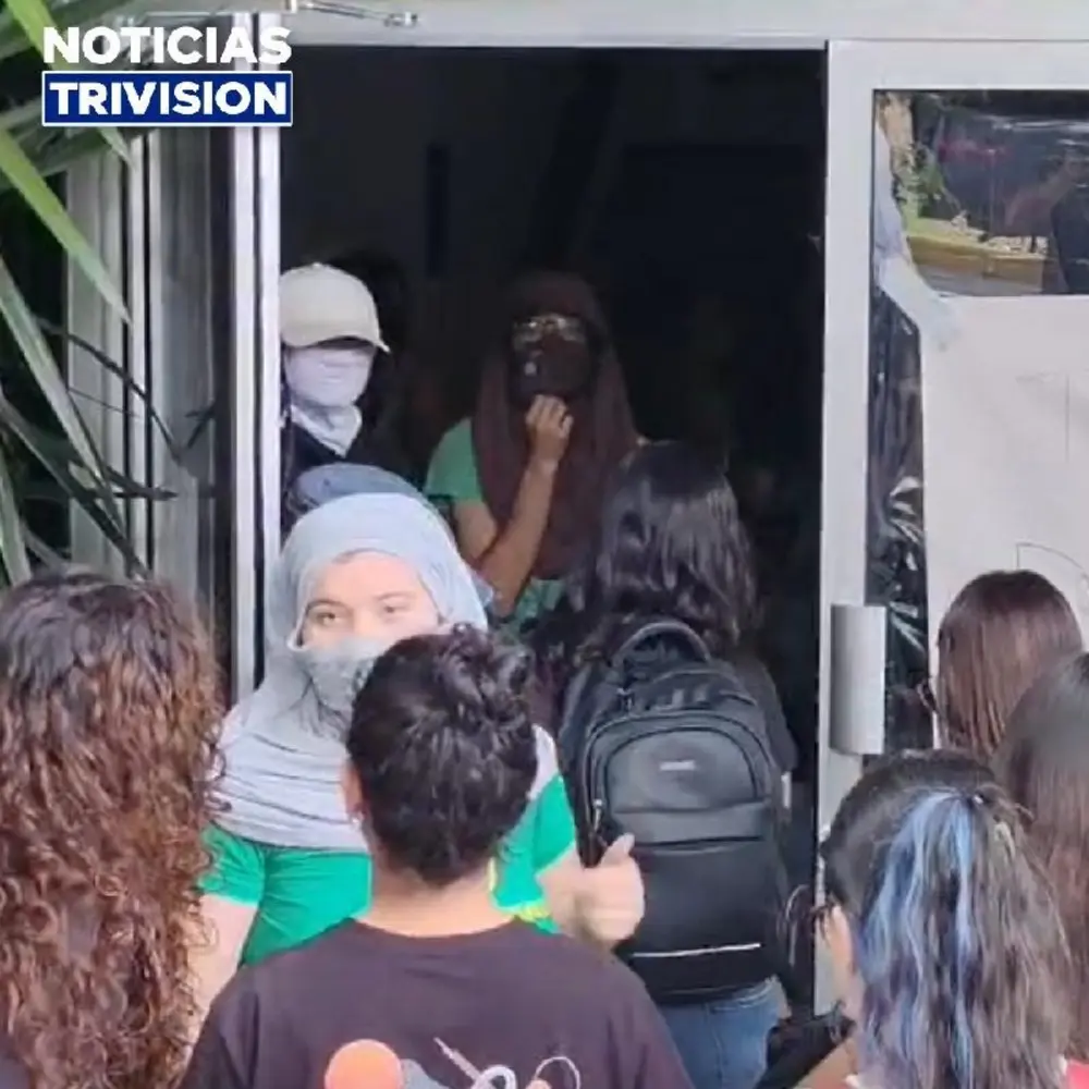 Universitarios exigen renuncia del rector de la UCR