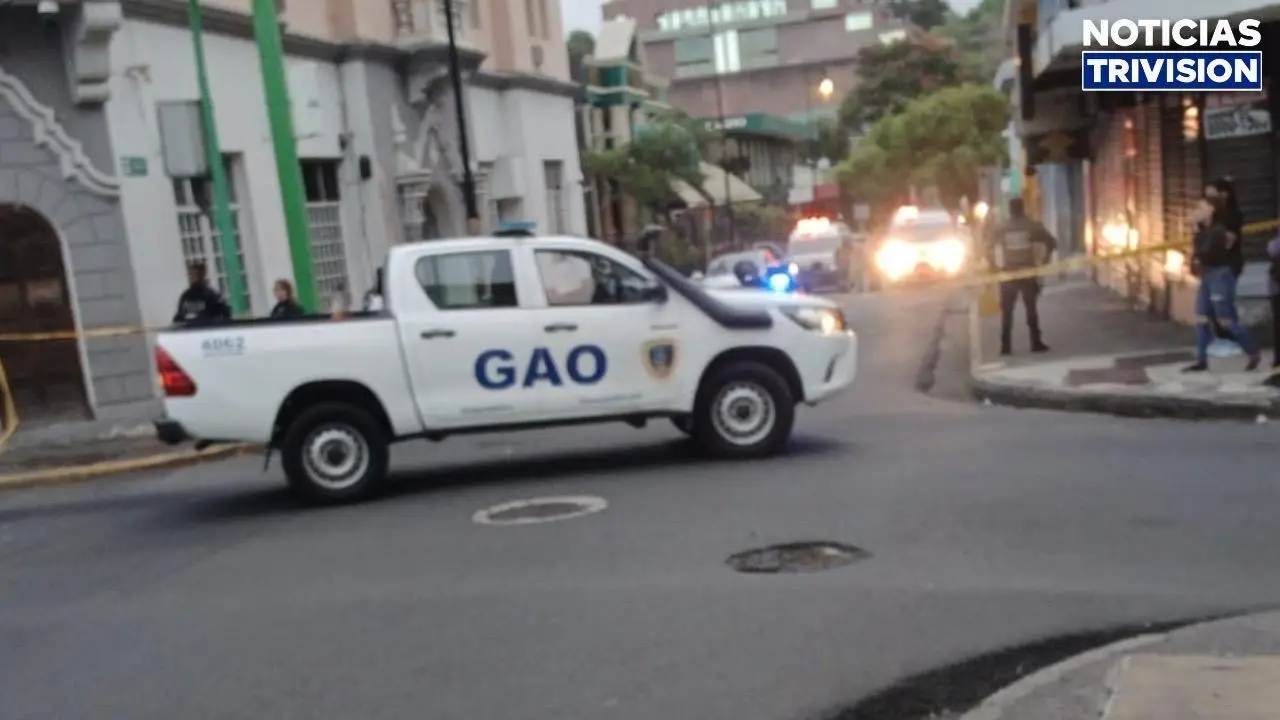 Balacera deja pareja asesinada frente al antiguo Hotel El Rey