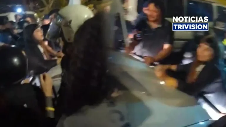 Diputada del Frente Amplio se aferra a patrulla policial durante manifestación