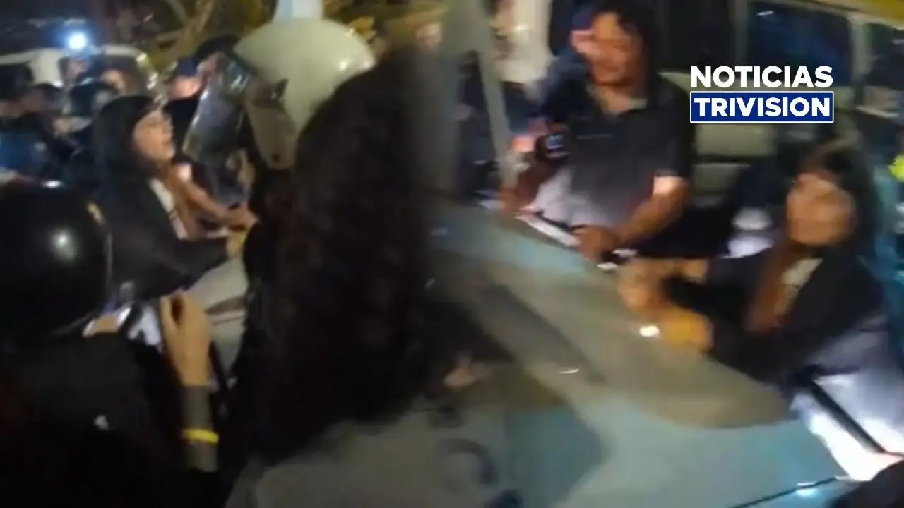 Diputada del Frente Amplio se aferra a patrulla policial durante manifestación