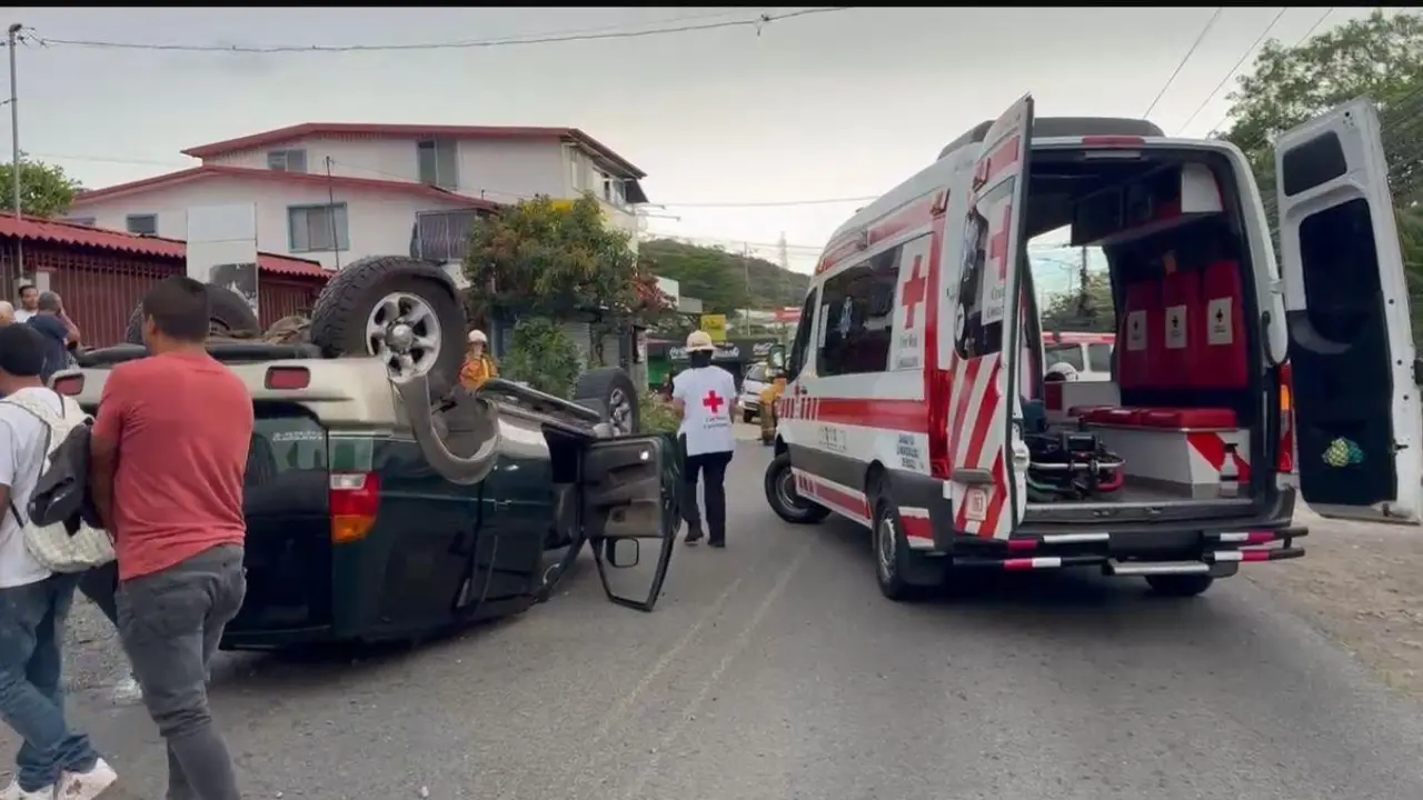 Dos menores y una adulta trasladados en condición urgente tras accidente en Escazú