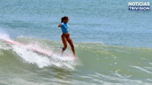 Lía Díaz acelera hacia la élite mundial del longboard en el Tour de la WSL