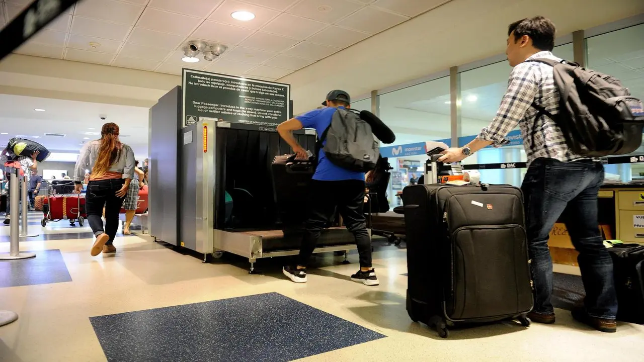 Suspenden a funcionario del Aeropuerto Guanacaste por solicitar dinero por equipaje a turista