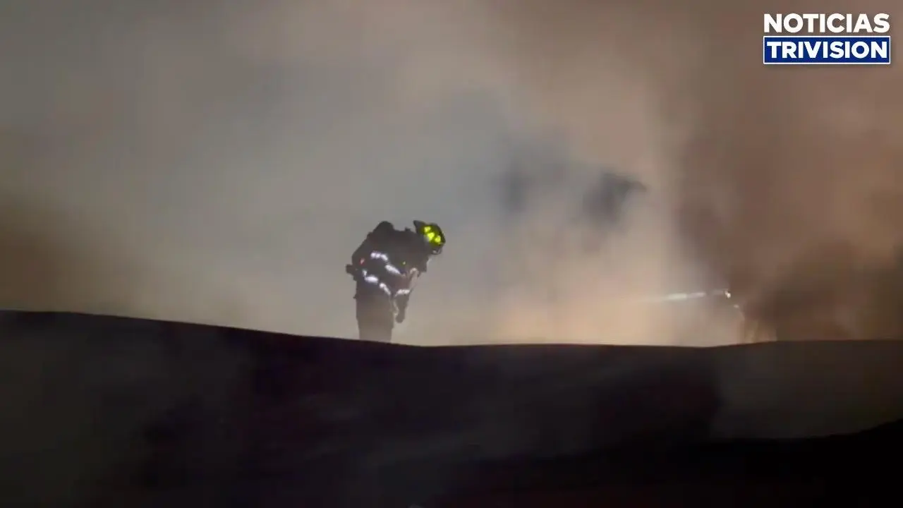 Voraz incendio consume parte de bodega de reciclaje en Alajuela