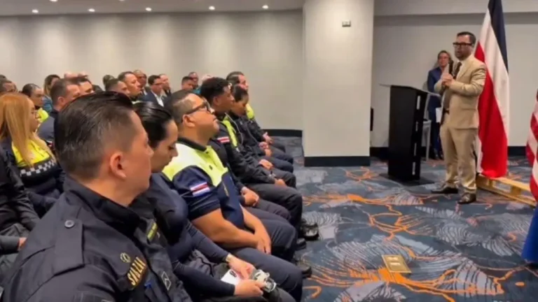 40 policías se graduaron del programa de protección a la niñez