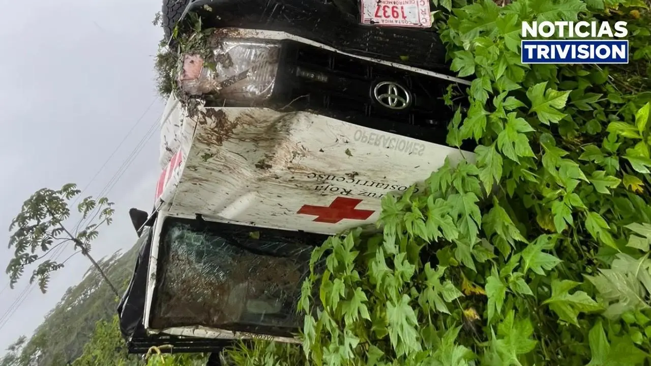 Ambulancia se salió de la vía y se volcó en Sarapiquí, Alajuela