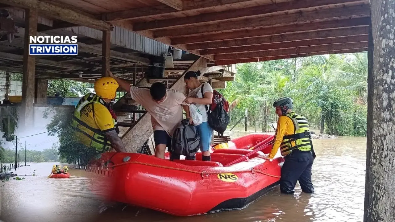 Bomberos rescatan a seis menores, un adulto y un perro tras inundaciones en Limón