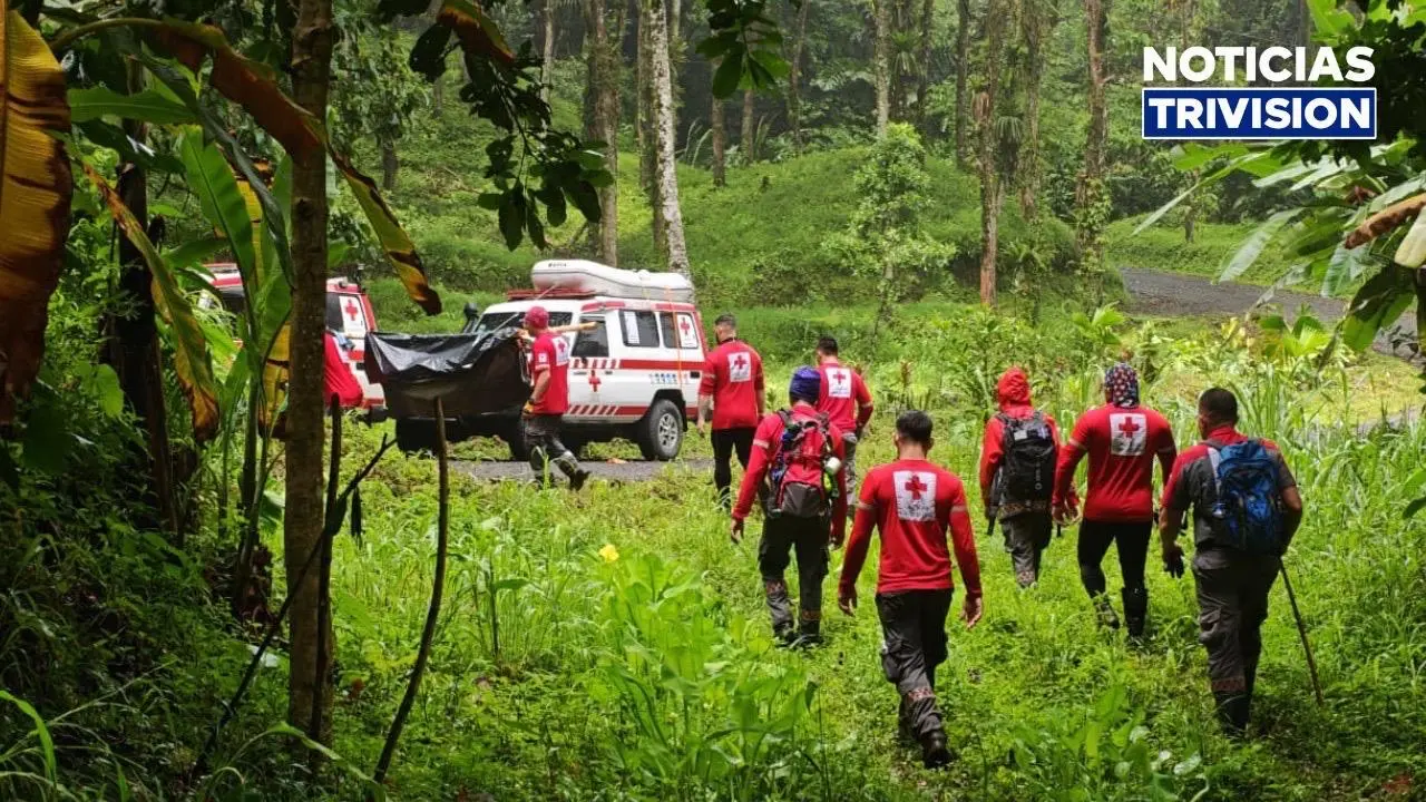 Diez cruzrojistas caminaron cuatro horas para rescatar a una adulta mayor en Siquirres