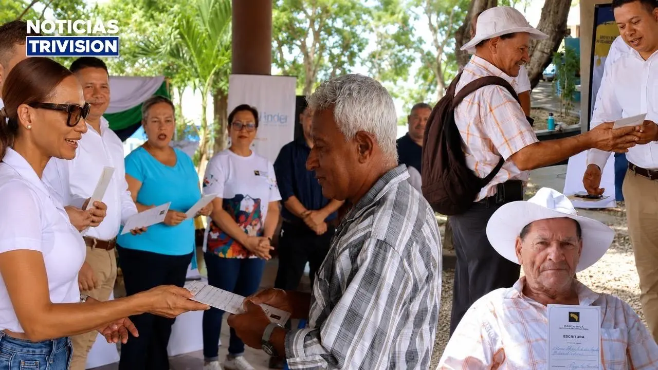 Diez familias de Bagaces reciben escrituras de sus propiedades