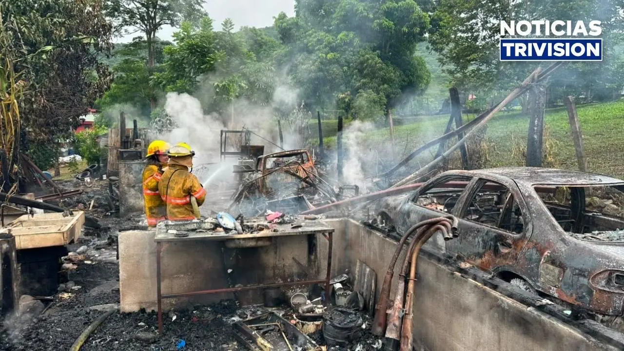 Incendio consume vivienda y cinco vehículos en Abangares