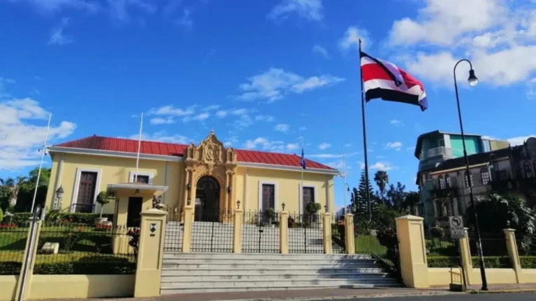 Costa Rica anuncia siete nuevos embajadores