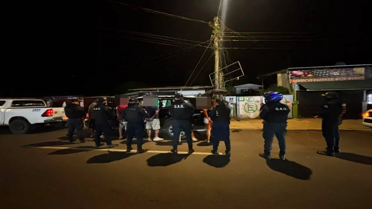 Detienen a 5 personas con 2 millones de colones, armas y teléfono satelital en Santa Cruz
