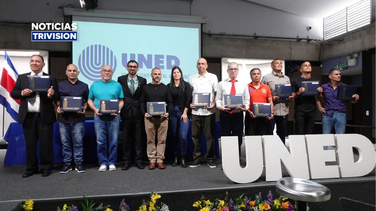 Diez privados de libertad celebran su graduación universitaria