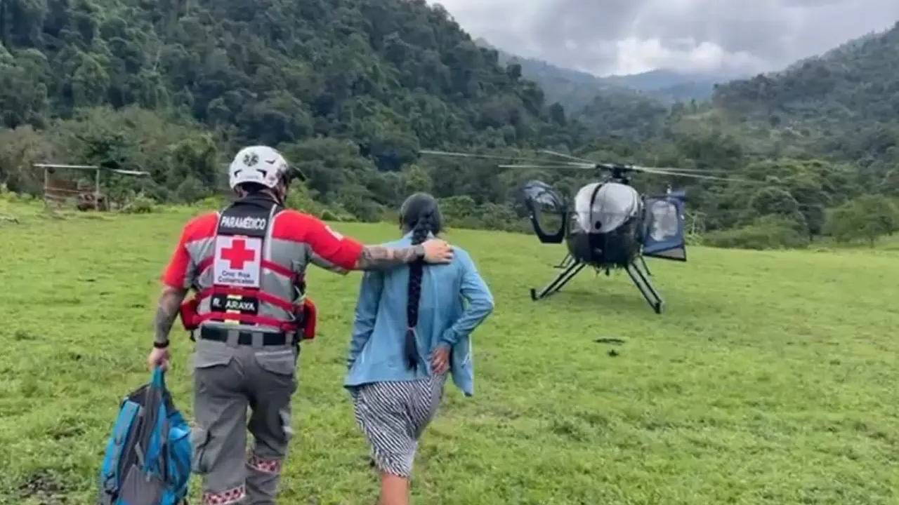 Embarazada es trasladada en helicóptero desde zona indígena en Turrialba
