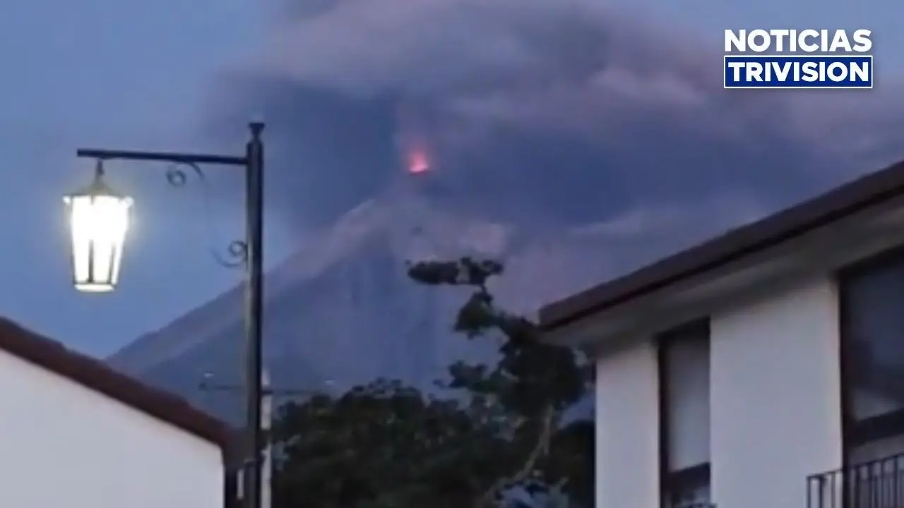 Guatemala declara alerta naranja por erupción del volcán de Fuego