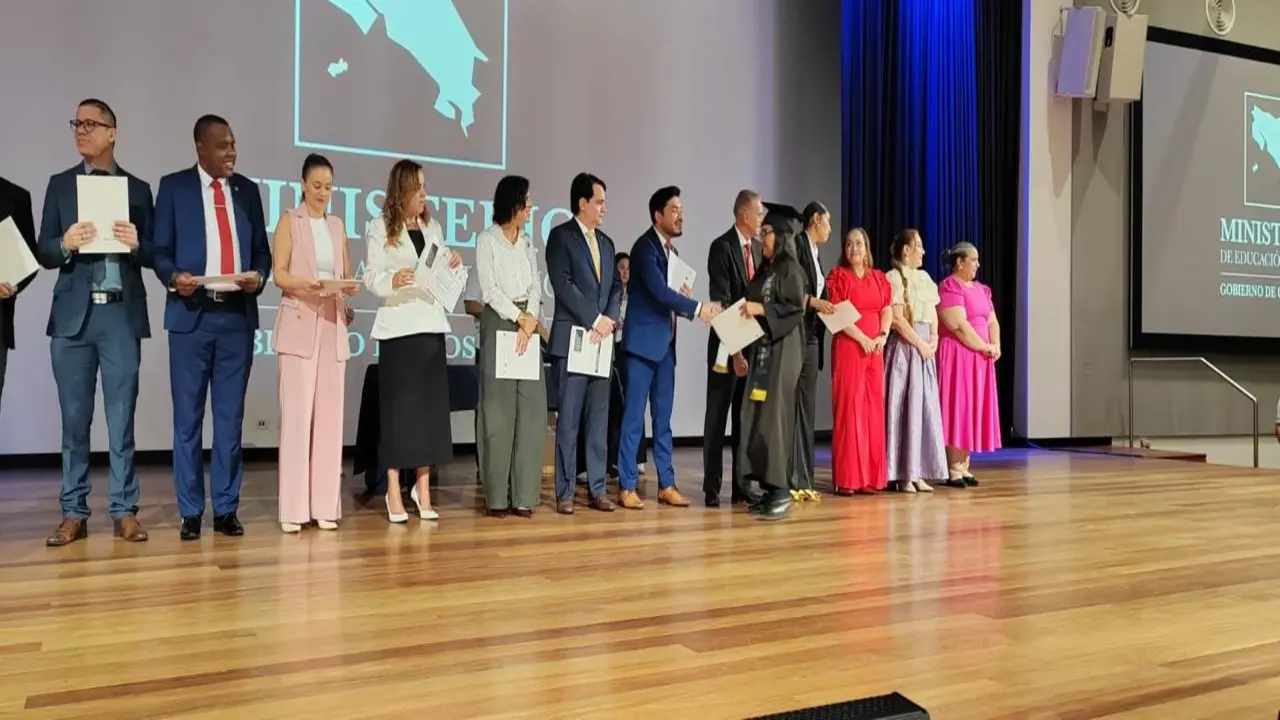 Más de 1,000 adultos celebran un bachillerato que tenían pendiente
