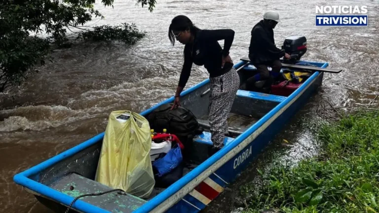 Maestra tica cruza el río cada día para enseñar a 11 niños
