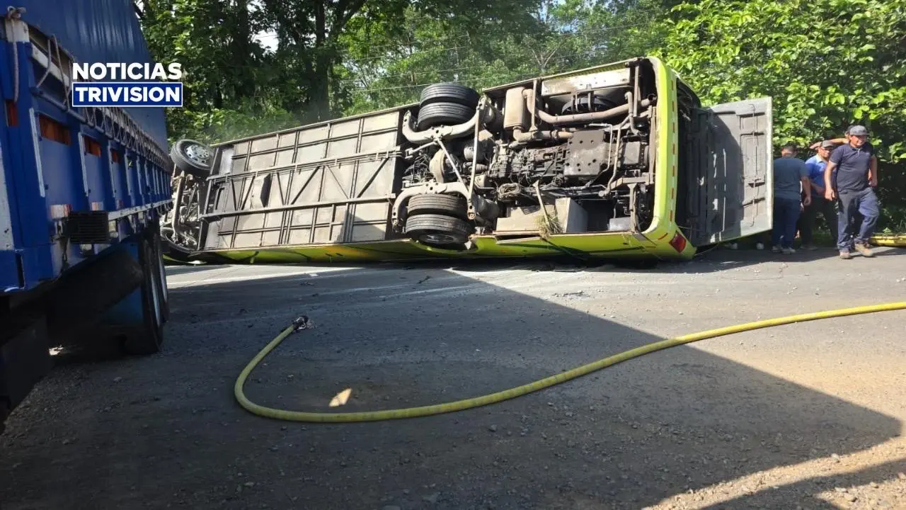 Un fallecido y cuatro heridos críticos tras vuelco de bus en Sarapiquí