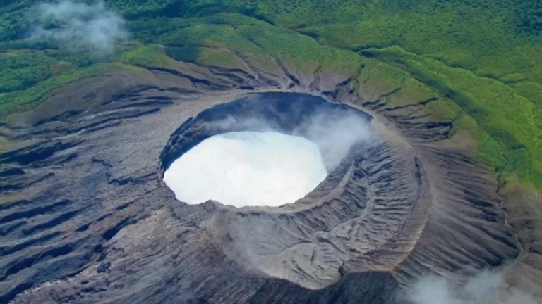 Volcán Rincón de la Vieja registró una erupción